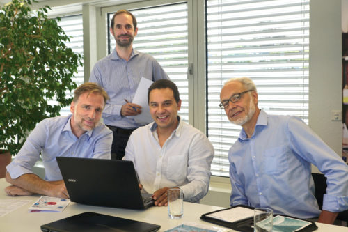 Die vier Gründer von «ELDICO Scientific», Dr. Gunther Steinfeld, Nils Gebhardt, Dr. Gustavo Santiso-Quinones und Dr. Eric Hovestreydt (von links nach rechts), werden ein Elektronendiffraktometer für die Analyse von nanoskaligen Materialien.